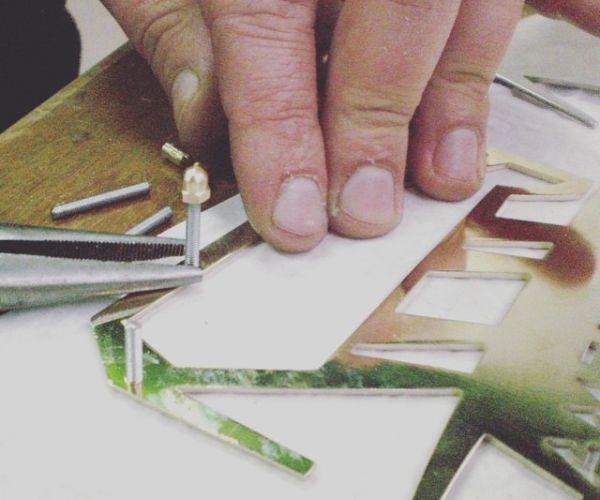 Il logo dell’Associazione Porretta Cinema e i Premi del Festival